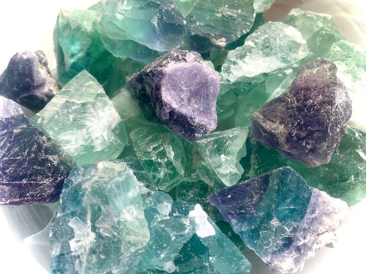 Những khối đá Fluorite mang nhiều màu sắc từ xanh sang tím